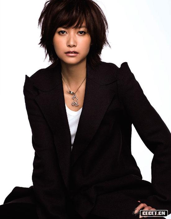 徐靜蕾職業(yè)裝展中性風(fēng)