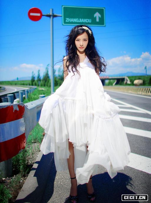 盧思思演繹純美婚紗