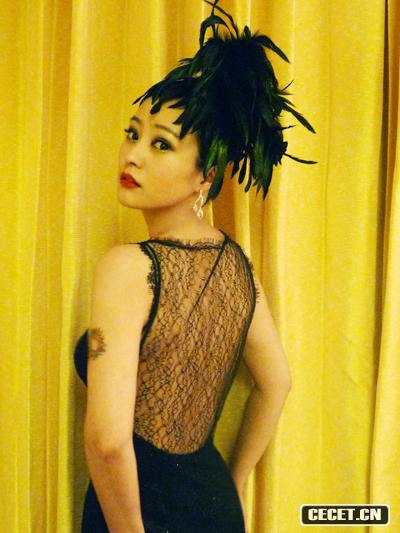 郝蕾羽毛露背造型驚艷