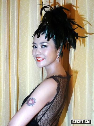 郝蕾羽毛露背造型驚艷