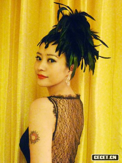 郝蕾羽毛露背造型驚艷