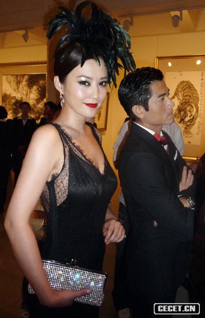 郝蕾羽毛露背造型驚艷