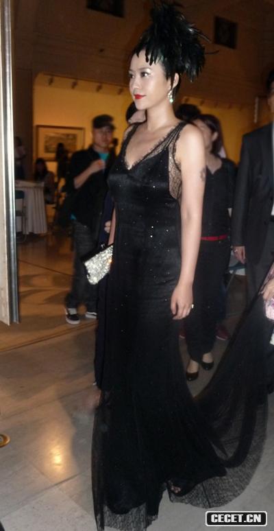 郝蕾羽毛露背造型驚艷