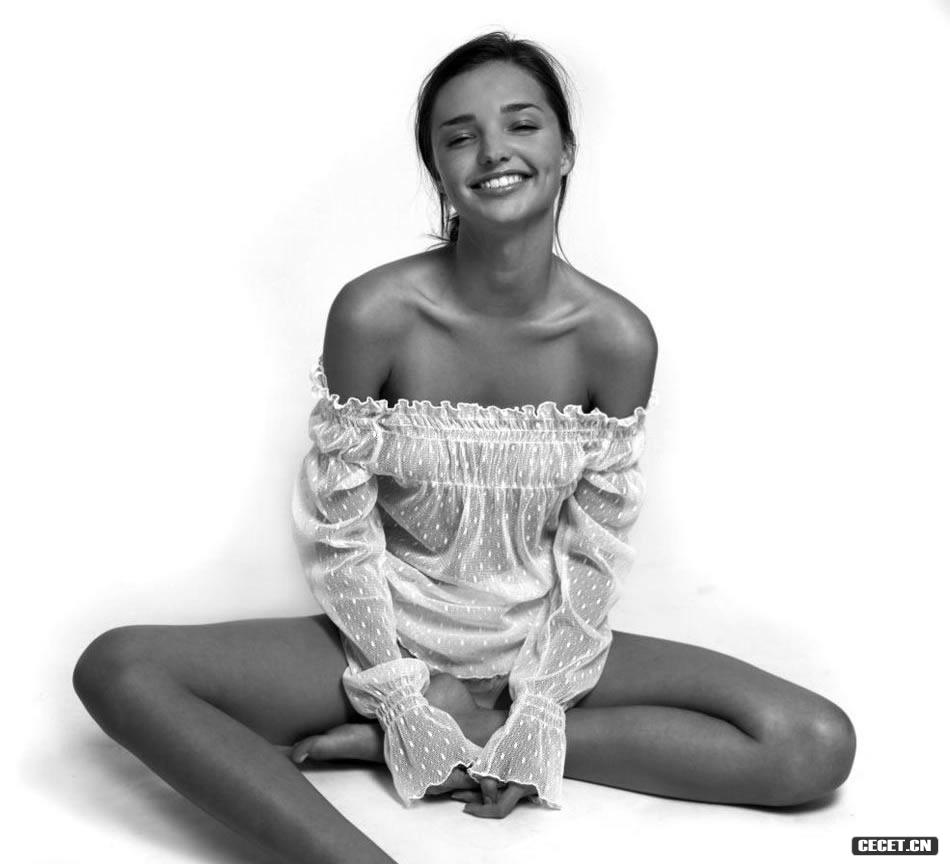 米蘭達可兒黑白人體藝術(shù)寫(xiě)真