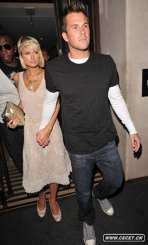 希爾頓與男友大秀恩愛(ài)