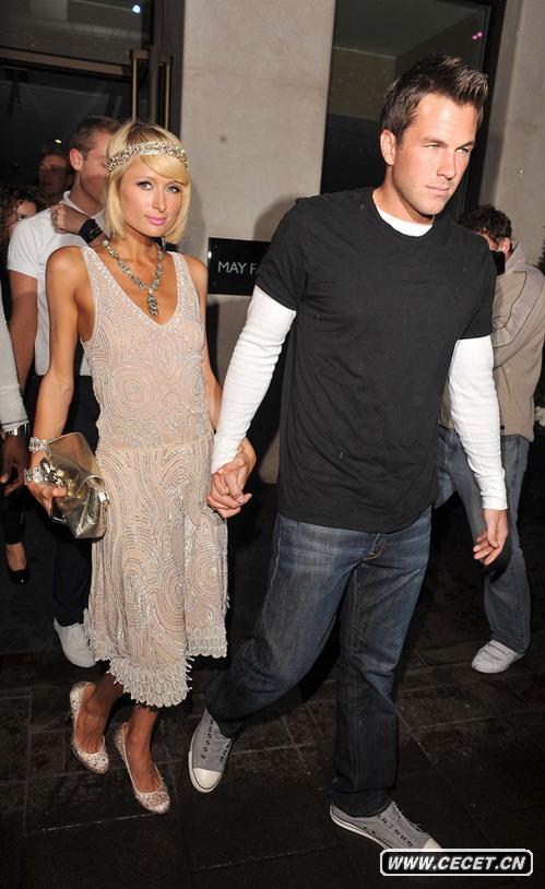 希爾頓與男友大秀恩愛(ài)