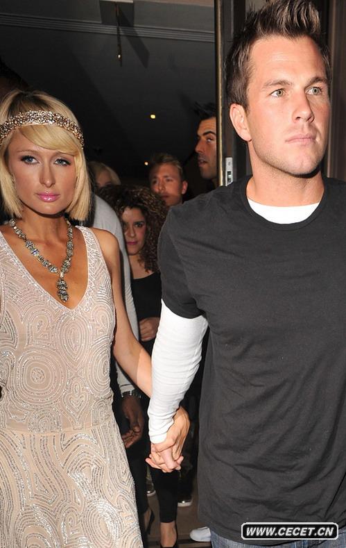 希爾頓與男友大秀恩愛(ài)