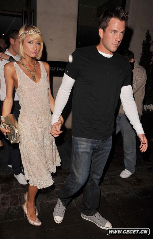 希爾頓與男友大秀恩愛(ài)