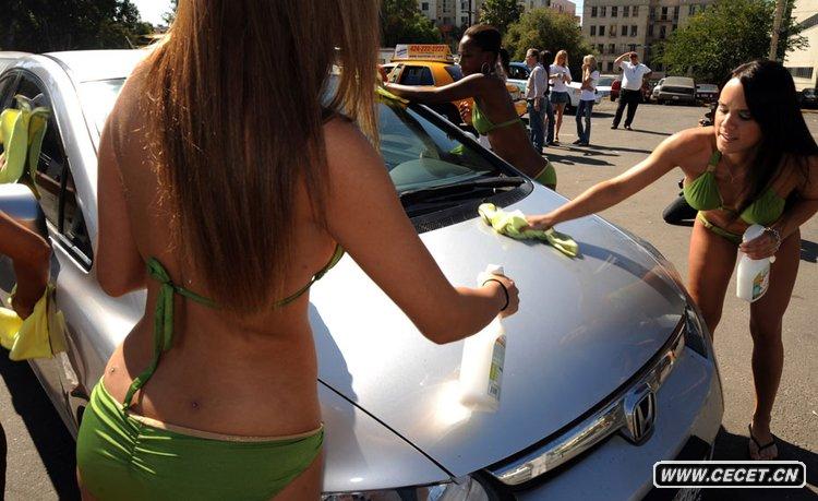 模特著(zhù)比基尼免費擦車(chē)呼吁環(huán)保