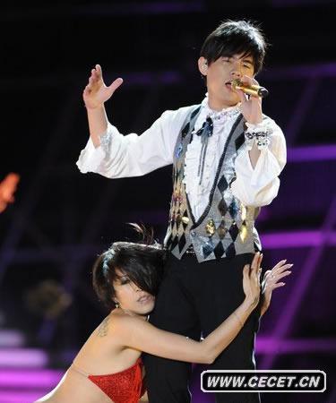 周杰倫遭辣妹裸男摸身