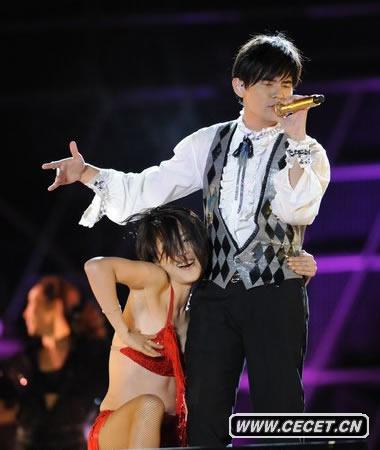 周杰倫遭辣妹裸男摸身