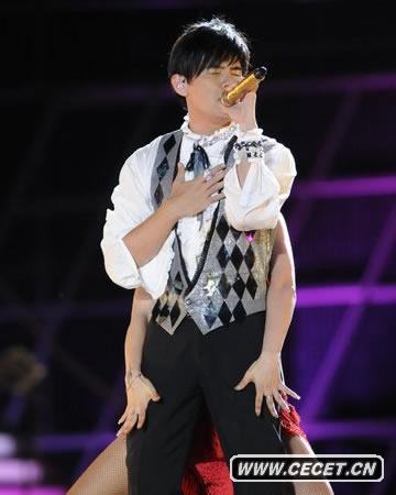 周杰倫遭辣妹裸男摸身