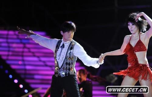 周杰倫遭辣妹裸男摸身