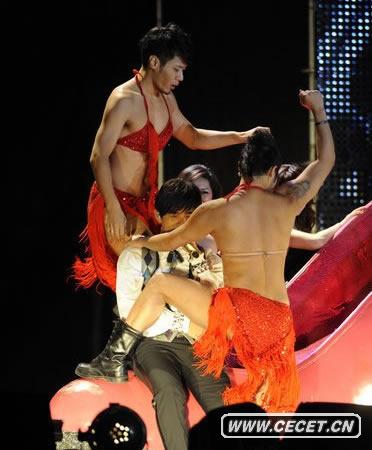 周杰倫遭辣妹裸男摸身