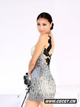 陳思璇擠胸秀修長(cháng)美腿