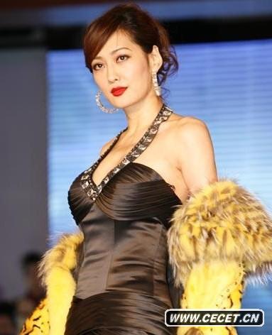 孟廣美穿狂野皮草走秀