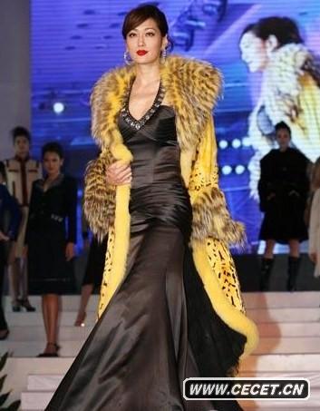 孟廣美穿狂野皮草走秀