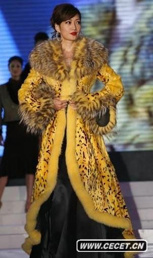 孟廣美穿狂野皮草走秀