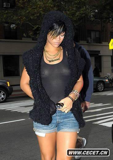 蕾哈娜透視背心秀乳環(huán)