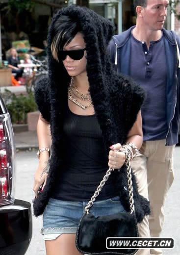 蕾哈娜透視背心秀乳環(huán)