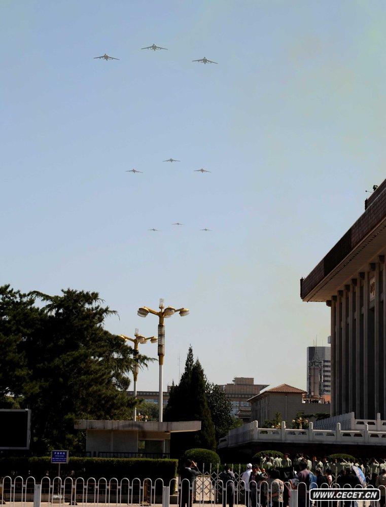 國慶閱兵空中梯隊在天安門(mén)預演