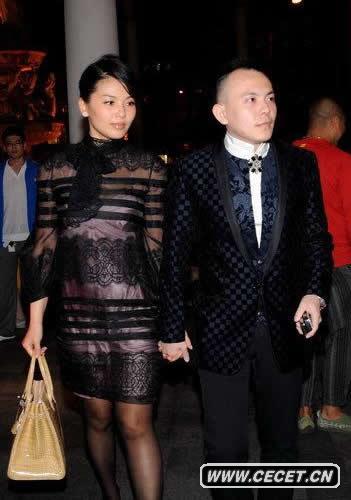 劉濤與老公牽手秀恩愛(ài)