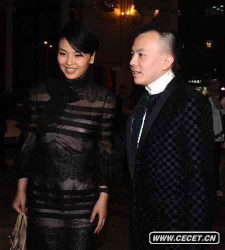 劉濤與老公牽手秀恩愛(ài)