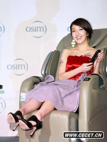 楊謹華性感秀香肩