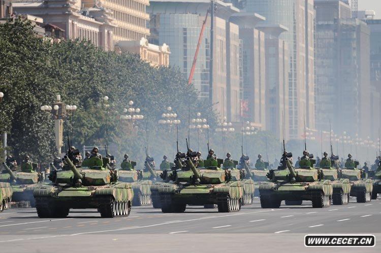 坦克第一方隊接受檢閱
