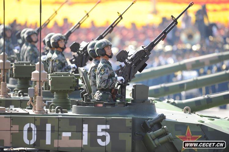 坦克第一方隊接受檢閱