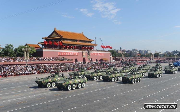 輪式步戰車(chē)方隊接受檢閱