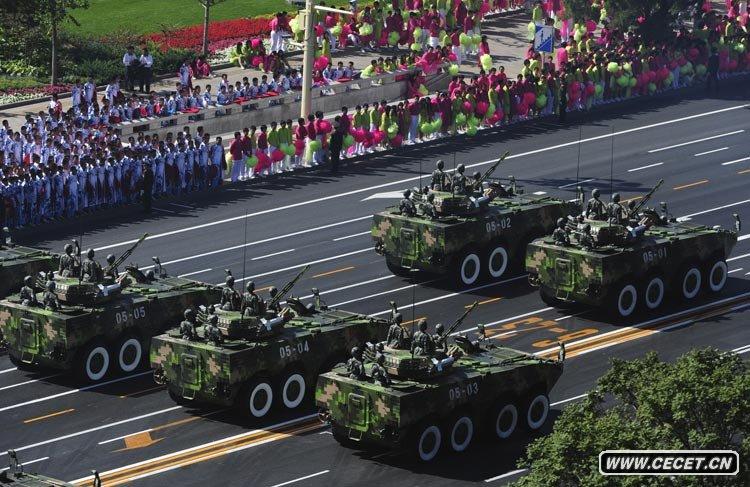 輪式步戰車(chē)方隊接受檢閱