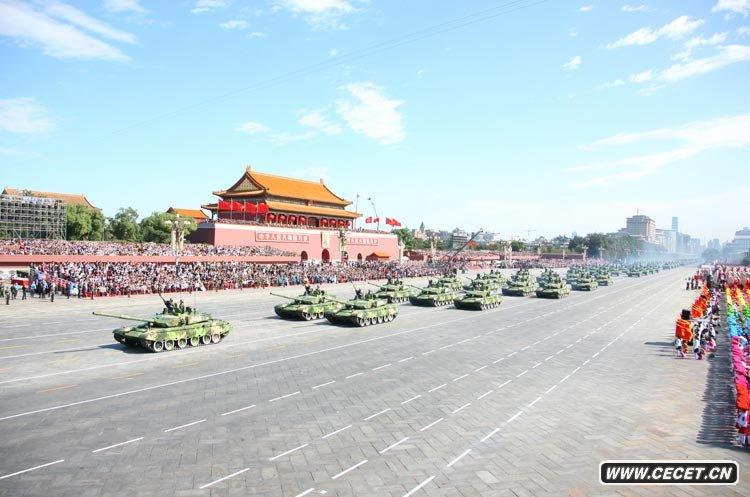 坦克第一方隊接受檢閱
