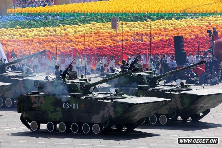 兩棲突擊車(chē)方隊接受檢閱