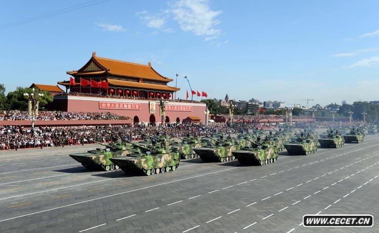 兩棲突擊車(chē)方隊接受檢閱