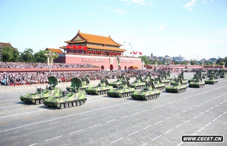 履帶自行高炮方隊接受檢閱