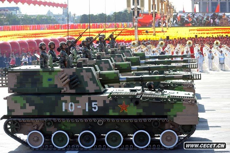 履帶自行榴彈炮方隊接受檢閱