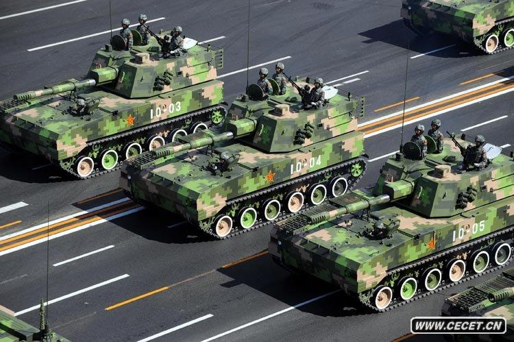 履帶自行榴彈炮方隊接受檢閱