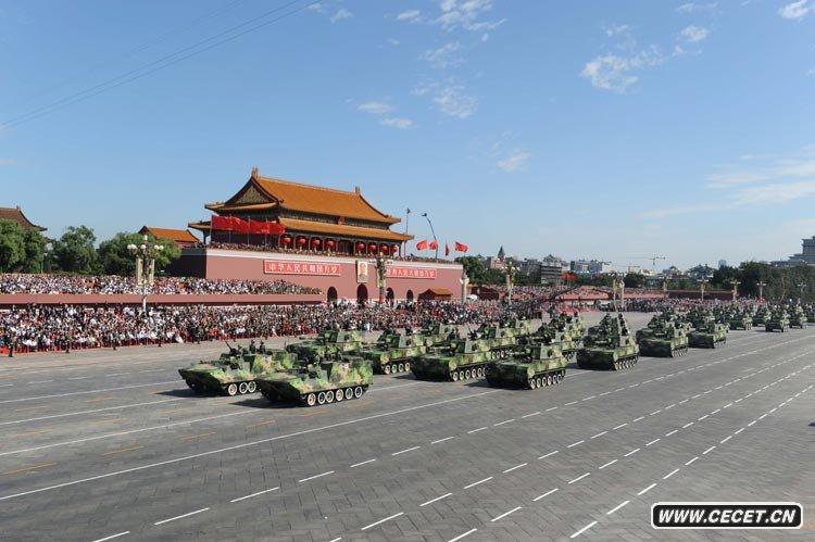 履帶自行榴彈炮方隊接受檢閱