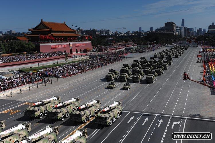 裝備方隊接受檢閱