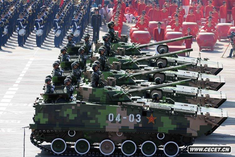 履帶步戰車(chē)方隊接受檢閱