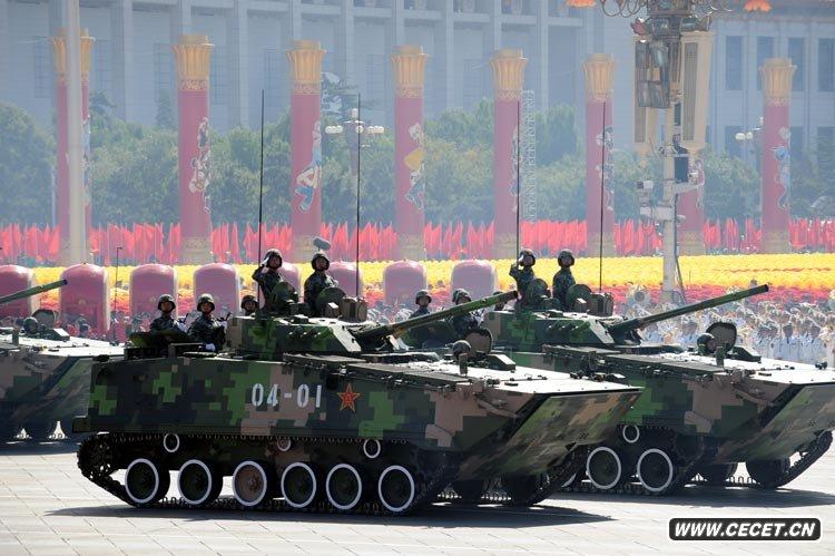 履帶步戰車(chē)方隊接受檢閱