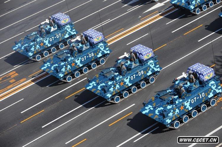 空降兵戰車(chē)方隊接受檢閱