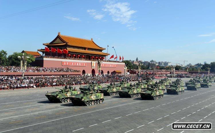 履帶步戰車(chē)方隊接受檢閱