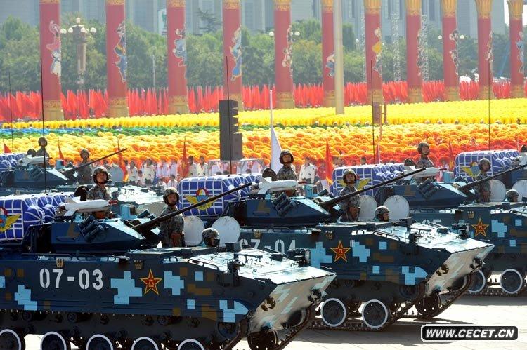 空降兵戰車(chē)方隊接受檢閱