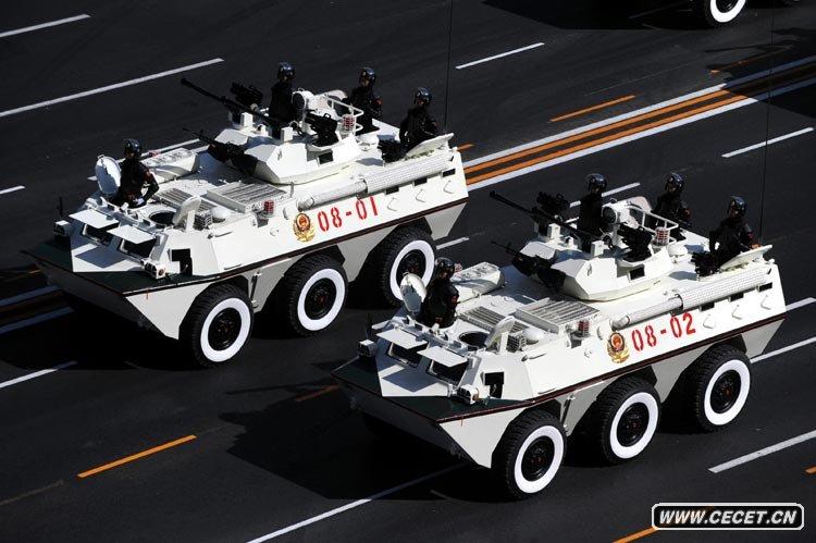 武警裝甲車(chē)方隊接受檢閱