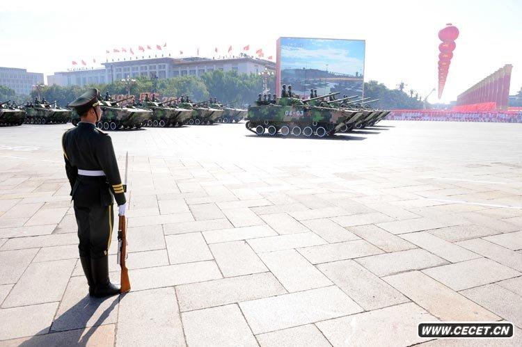 履帶步戰車(chē)方隊接受檢閱