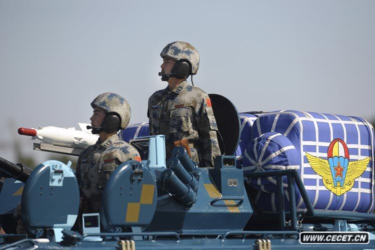 空降兵戰車(chē)方隊接受檢閱