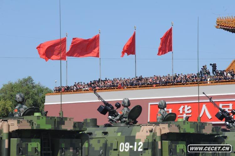 履帶自行加榴炮方隊接受檢閱