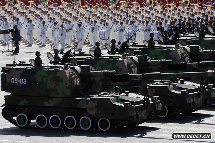 履帶自行加榴炮方隊接受檢閱